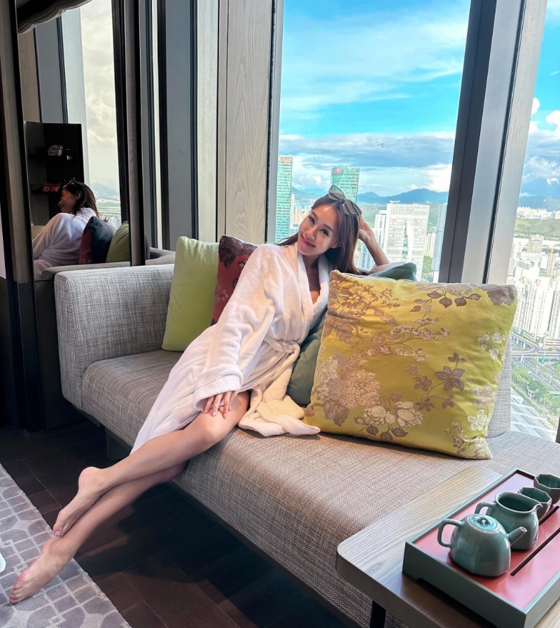 黃心妙在深圳的酒店房內(nèi)打卡。