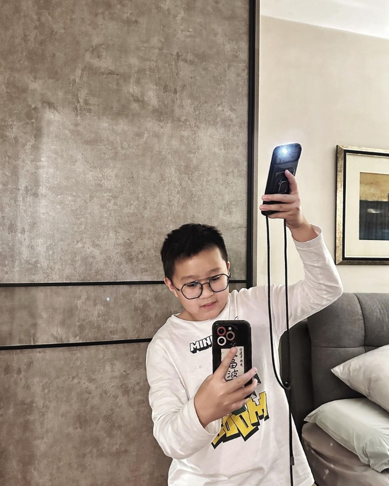 由兒子操刀做攝影師，還教黃心妙擺出各種性感姿勢，一度惹風(fēng)波。