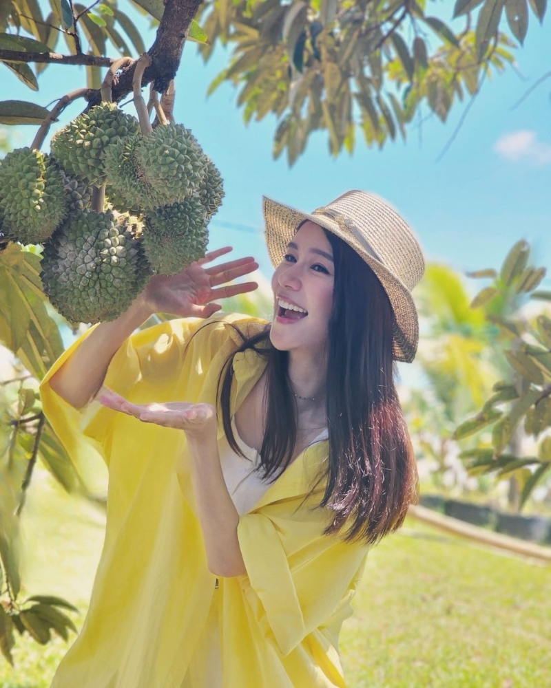 女星黃翠如以松身黃身上衣及白色背心，襯以濶邊草帽，散發(fā)愉悅的度假氣息。 （圖片來(lái)源：IG@wongtsuiyu）