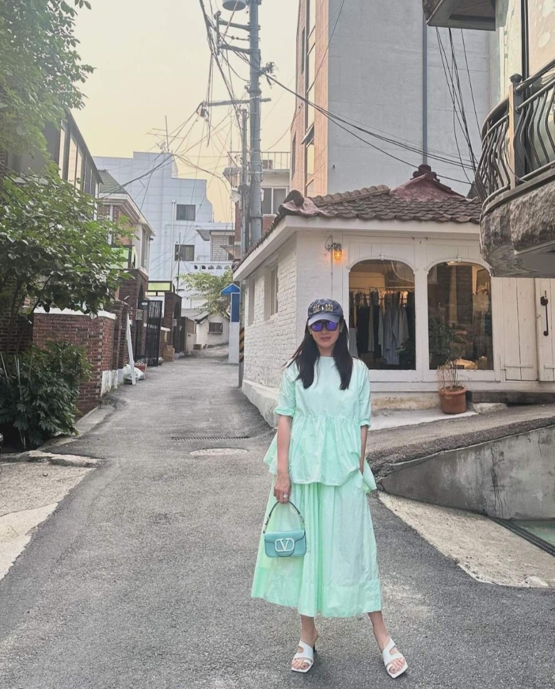 韓星孫藝珍以薄荷綠色衣裙，配襯棒球帽及高跟涼鞋，塑造動(dòng)靜兼?zhèn)涞臅r(shí)尚造型。 （圖片來(lái)源：IG@yejinhand）