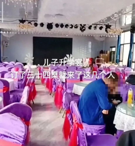 有父親因兒子剛考完，便包了飯店席開34桌要宴客，不料，只來了4個人。微博