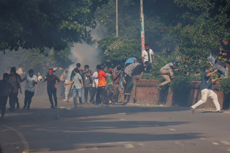 警察向聚集人士發(fā)射催淚彈。 （路透社）