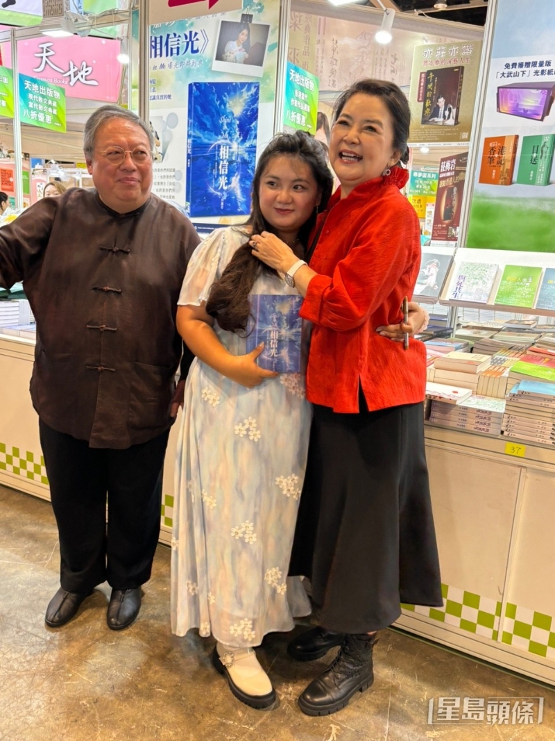 胡慧中與何志平罕公開(kāi)合體，場(chǎng)面溫馨。