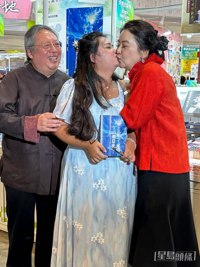 母女感情要好，即場(chǎng)Kiss曬母女情。