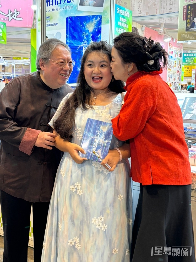 何嘉珍表示自細(xì)已喜歡以文字抒發(fā)心情，寫一些鼓勵(lì)人生的語(yǔ)錄。