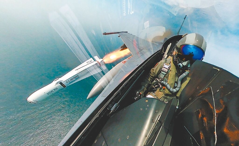 圖為臺(tái)空軍第四聯(lián)隊(duì)實(shí)施F-16V實(shí)彈射擊訓(xùn)練。