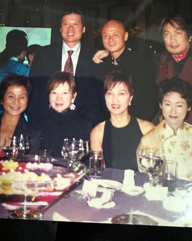 馬海倫今日（19日）在IG上載與鄭佩佩的合照，并發(fā)文指：“又走一個老友”。