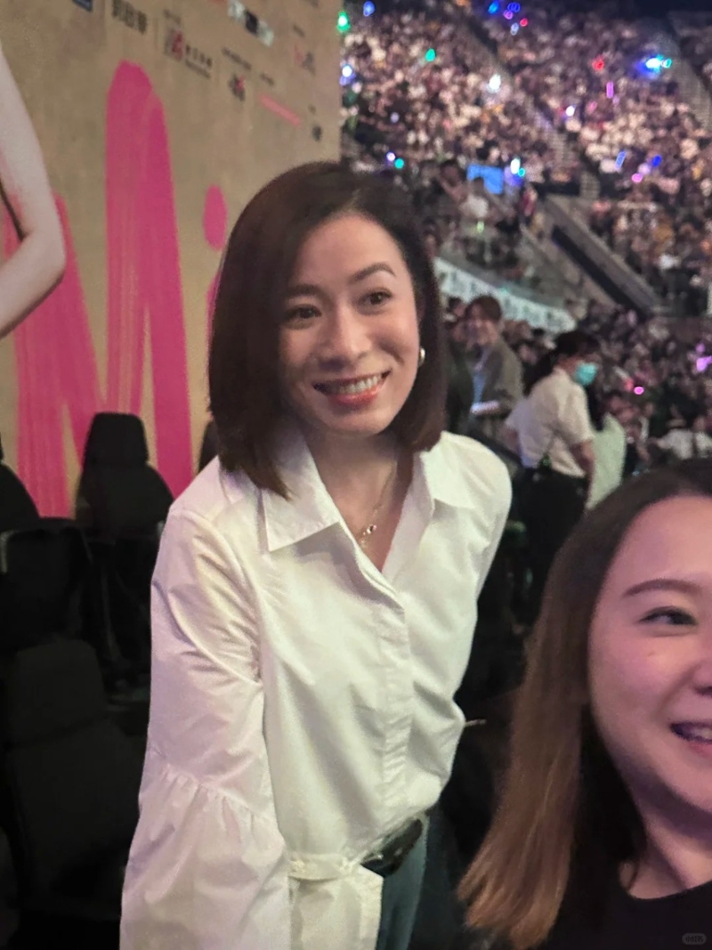 佘詩(shī)曼獲現(xiàn)場(chǎng)鄭秀文的粉絲歡呼。