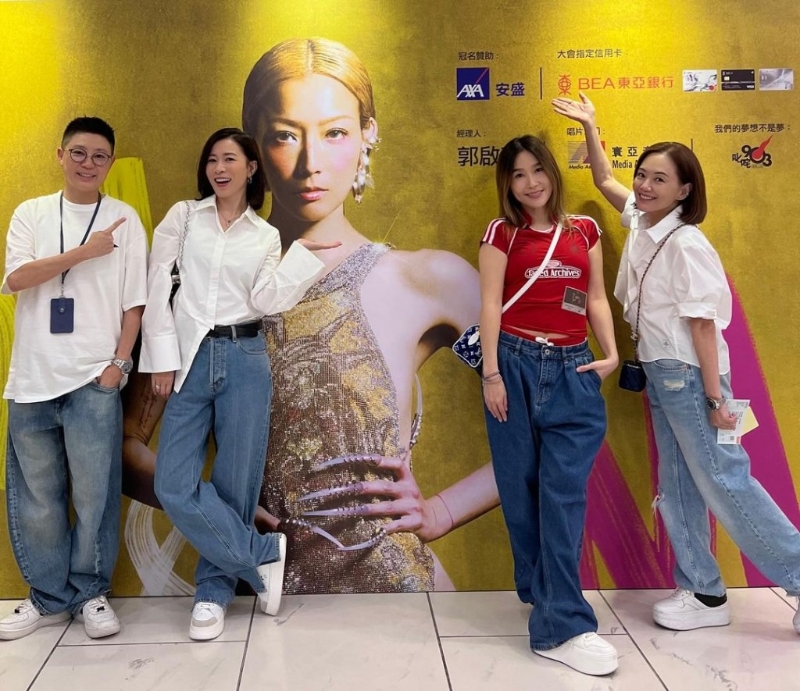 佘詩(shī)曼今日（18日）在IG貼出與經(jīng)理人陳易遙（Joanne）在鄭秀文演唱會(huì)的布景板前打卡相。