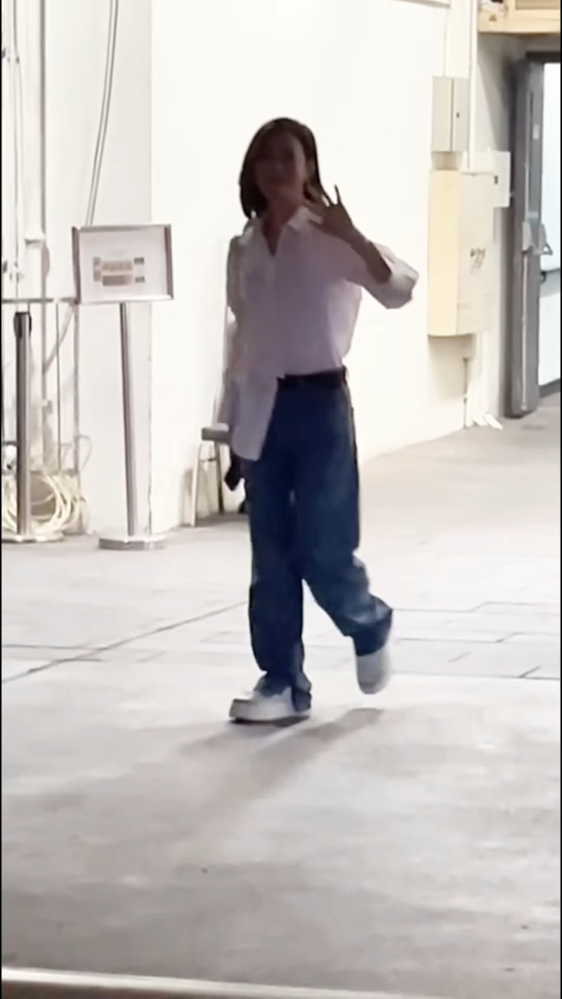 佘詩(shī)曼看完演唱會(huì)后，離去時(shí)獲粉絲歡呼。