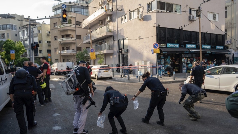 警方調(diào)查人員檢索大樓附近路面。 美聯(lián)社