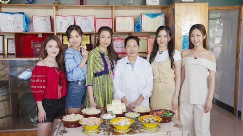 （左起）李曼思、莊曉婷、俞可程、（右起）何沛珈及陳懿德在內(nèi)蒙進(jìn)行外景拍攝。