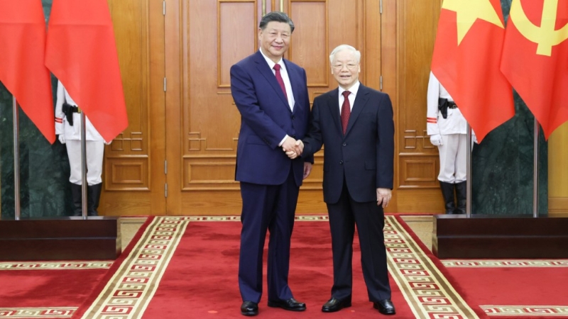 習(xí)近平訪問越南時(shí)與越共中央總書記阮富仲會(huì)談。 新華社