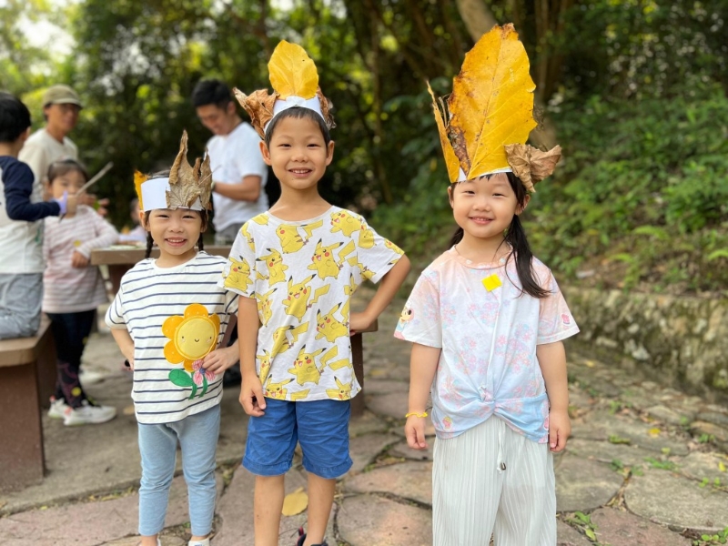 小孩可就地取材制作飾物、護身符等自然工藝品。（圖片來源：Supway）