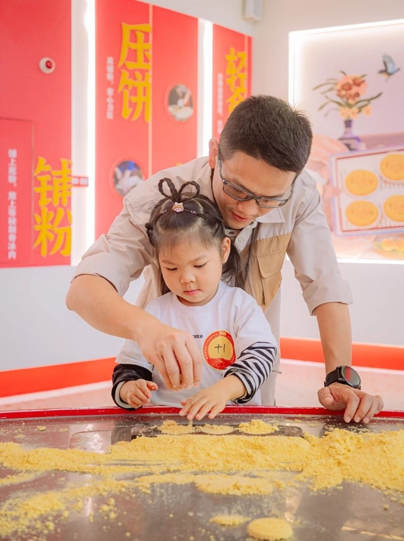 中山親子好去處2024｜2. 咀香園 免費(fèi)體驗(yàn)制作杏仁餅，家長(zhǎng)和孩子齊齊做餅。（圖片來(lái)源：小紅書(shū)＠潘爸爸的童話(huà)世界）