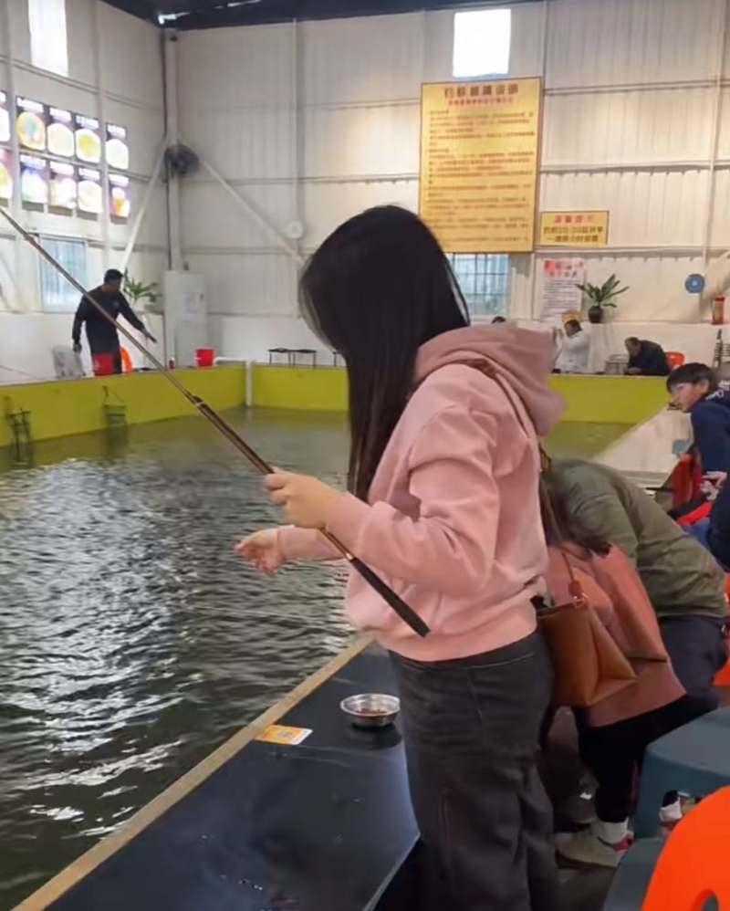 中山親子好去處2024｜6. 來(lái)來(lái)釣蝦場(chǎng) 室內(nèi)釣蝦池地方大，冷氣開(kāi)放，有別于其他戶(hù)外釣蝦場(chǎng)，適合夏天怕熱、冬天怕冷的人。（圖片來(lái)源：小紅書(shū)＠中山來(lái)來(lái)室內(nèi)釣蝦場(chǎng)美食）