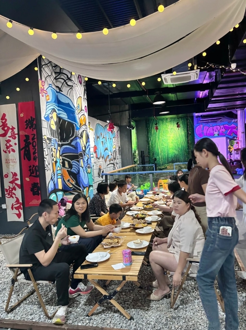 中山玩樂(lè)好去處2024｜7. K6城市營(yíng)地 露營(yíng)風(fēng)格餐廳，面積1000平方米，客人可以悠閑地享受室內(nèi)露營(yíng)樂(lè)趣。（圖片來(lái)源：小紅書(shū)＠ K6城市營(yíng)地）