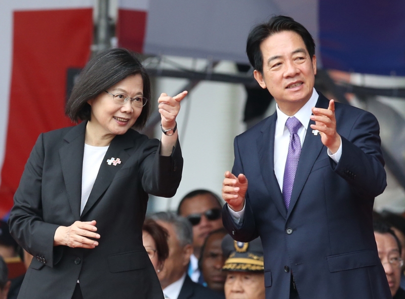 前“總統(tǒng)”蔡英文（左）缺席民進(jìn)黨“全代會(huì)”，引發(fā)外界熱議。