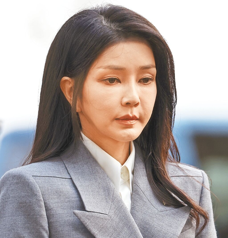 韓國(guó)第一夫人金建希遭檢方以涉嫌收賄跟炒股于20日被傳喚，進(jìn)行長(zhǎng)達(dá)12個(gè)小時(shí)的調(diào)查。（美聯(lián)社）