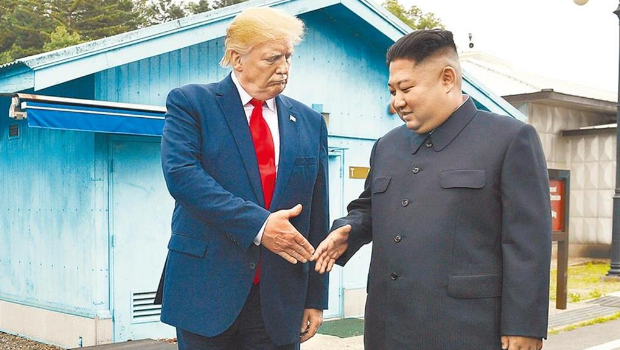 特朗普與金正恩握手 特朗普與金正恩握手