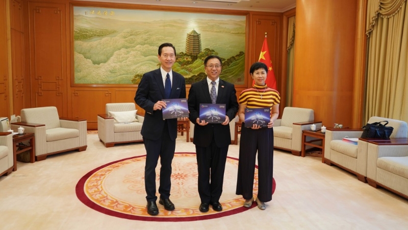崔建春（中）晤團(tuán)結(jié)香港基金主席陳智思（左）一行。 駐港公署提供