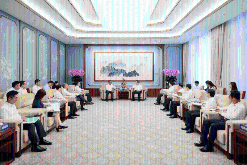 國務(wù)院港澳事務(wù)辦公室主任夏寶龍?jiān)诒本娤愀厶貐^(qū)政府財政司司長陳茂波一行。