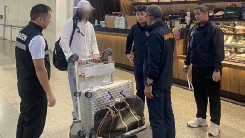 蘇女丈夫打算離場時，于機場被逮。