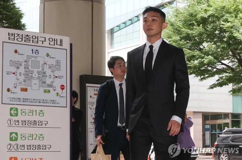 警方接到報案以涉嫌類似強(qiáng)奸罪拘捕劉亞仁，劉亞仁立即否認(rèn)了指控。