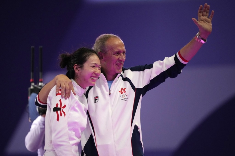 江旻憓和教練為港隊(duì)摘金。