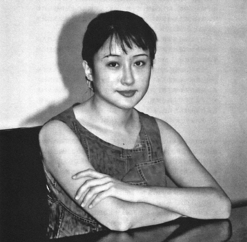 楊旸生于1976年中國(guó)東北的黑龍江。