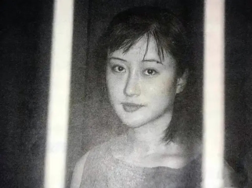 在法院的暫押室等待開庭，楊旸的神態(tài)略憂郁。