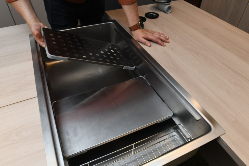 Shigeru日本鋅多功能鋅盆設有雙層軌道，并有6大配件，包括瀝水板、砧板、功能擴充板、輕巧小型鋅盆、瀝水籃及洗滌劑網(wǎng)籃。