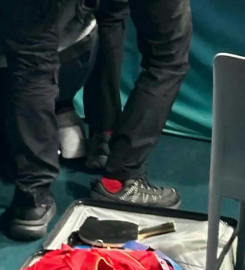 網(wǎng)傳相片見王楚欽的球拍上有清晰鞋印。