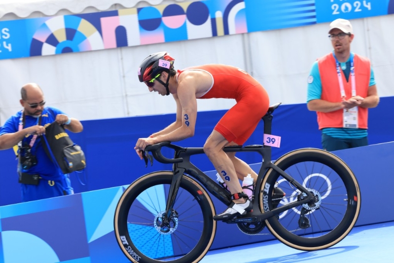 伍泰龍無耐在單車賽中途退出賽事。 徐嘉華巴黎傳真