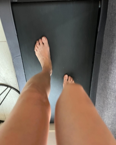 關寶慧赤腳在跑步機上跑步，看起來好危險。