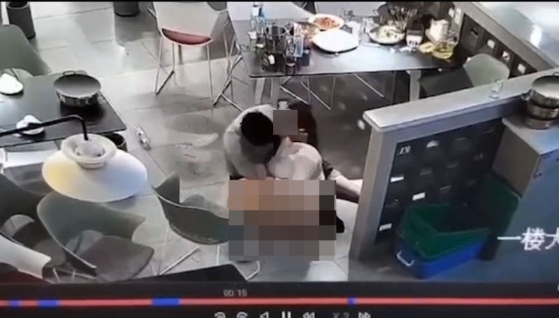 湖北武漢燒烤店男女上演活春宮 湖北武漢燒烤店男女上演活春宮