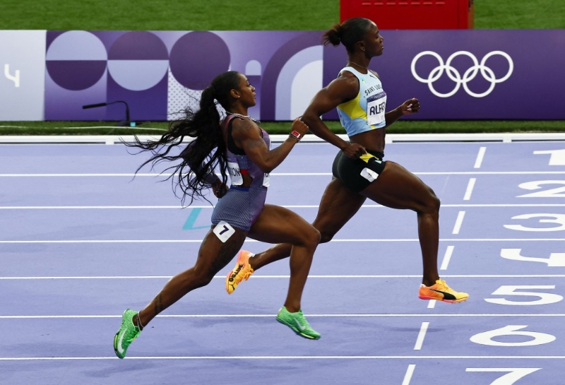 圣盧西亞的艾菲（Julien Alfred）在女子100米跑起步順利，最終以10秒72率先沖過終點(diǎn)，獲得金牌。 路透社