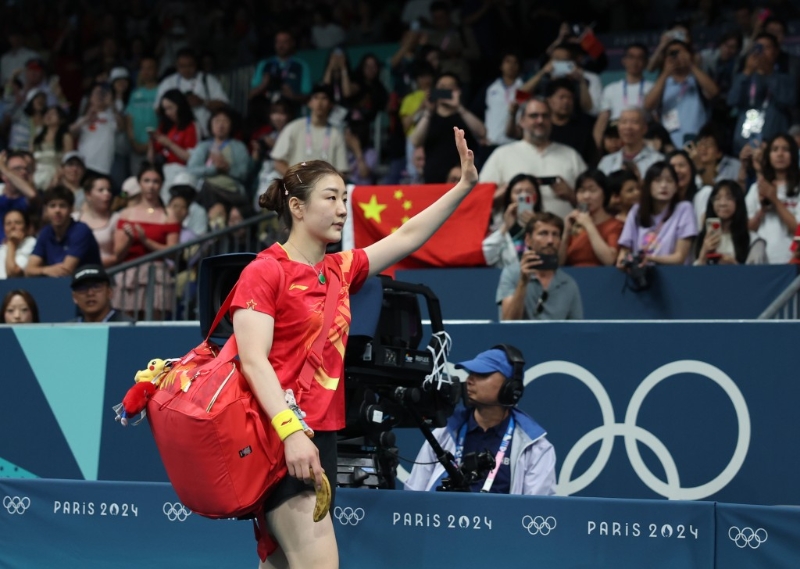 巴黎奧運乒乓球女單決賽，陳夢（紅衫）擊敗孫穎莎。 新華社