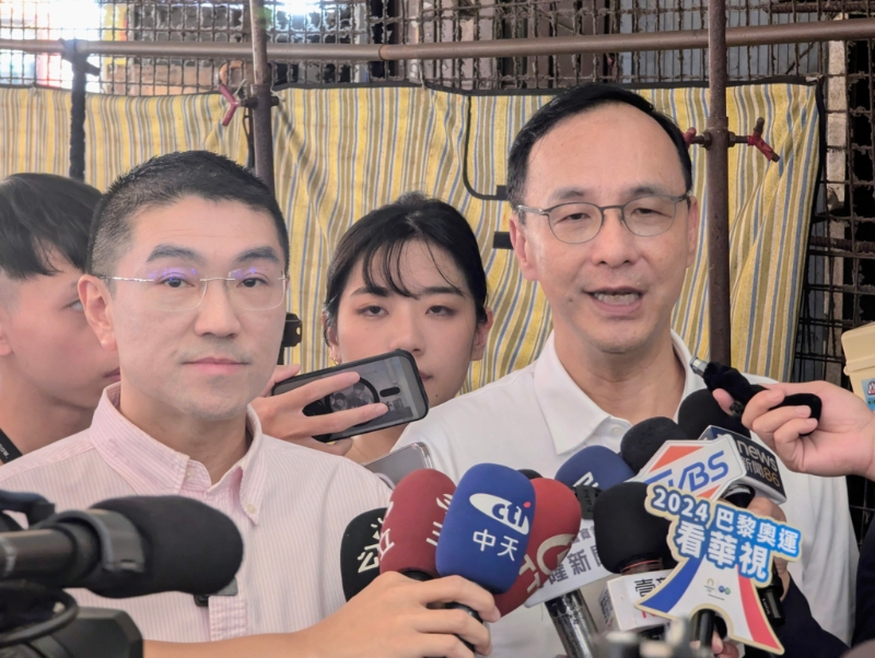 國(guó)民黨主席朱立倫（前右）赴基隆市力挺基隆市長(zhǎng)謝國(guó)梁（前左）。 （中時(shí)新聞網(wǎng)資料照）