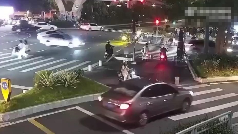 一名女子原在馬路邊等候。