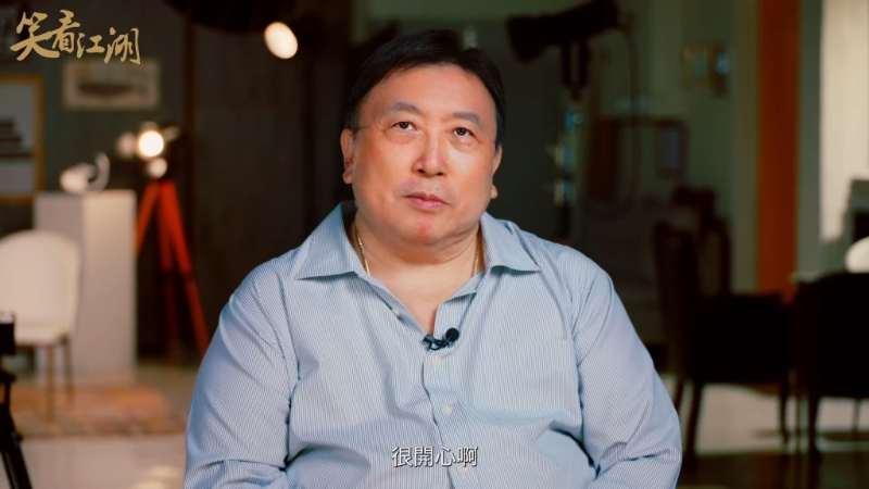 王晶近來進(jìn)軍YouTube開設(shè)頻道《王晶笑看江湖》，網(wǎng)上節(jié)目首播，王晶大談與周星馳的往事。