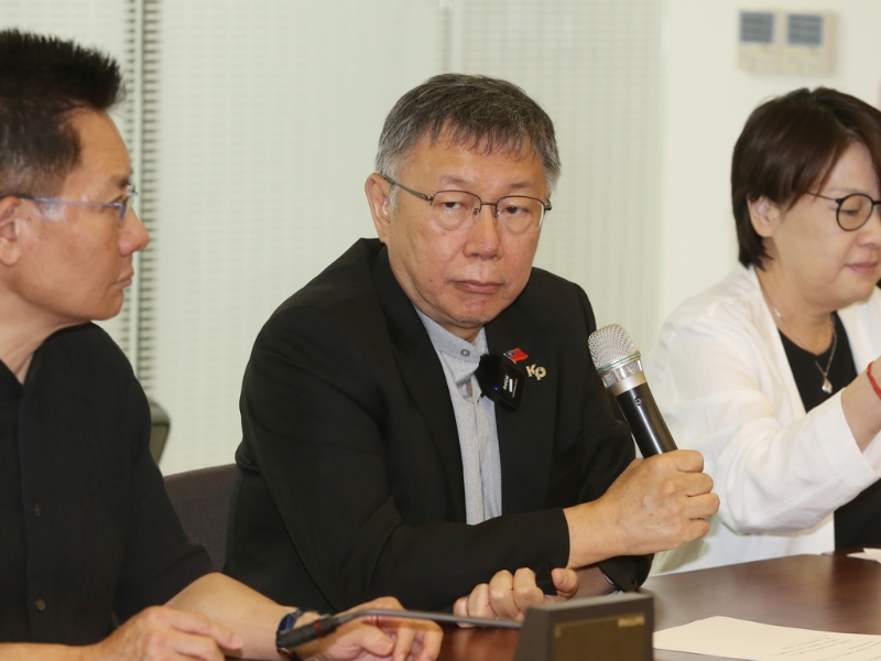 民眾黨主席柯文哲（中）。