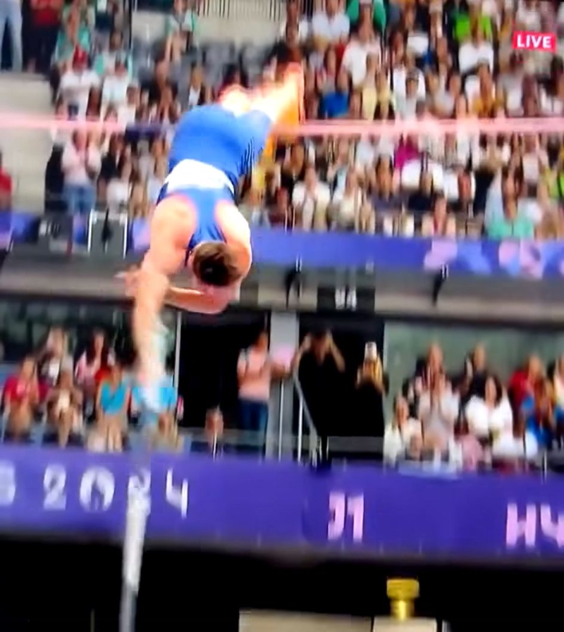 Anthony Ammirati準(zhǔn)備跨過橫桿。