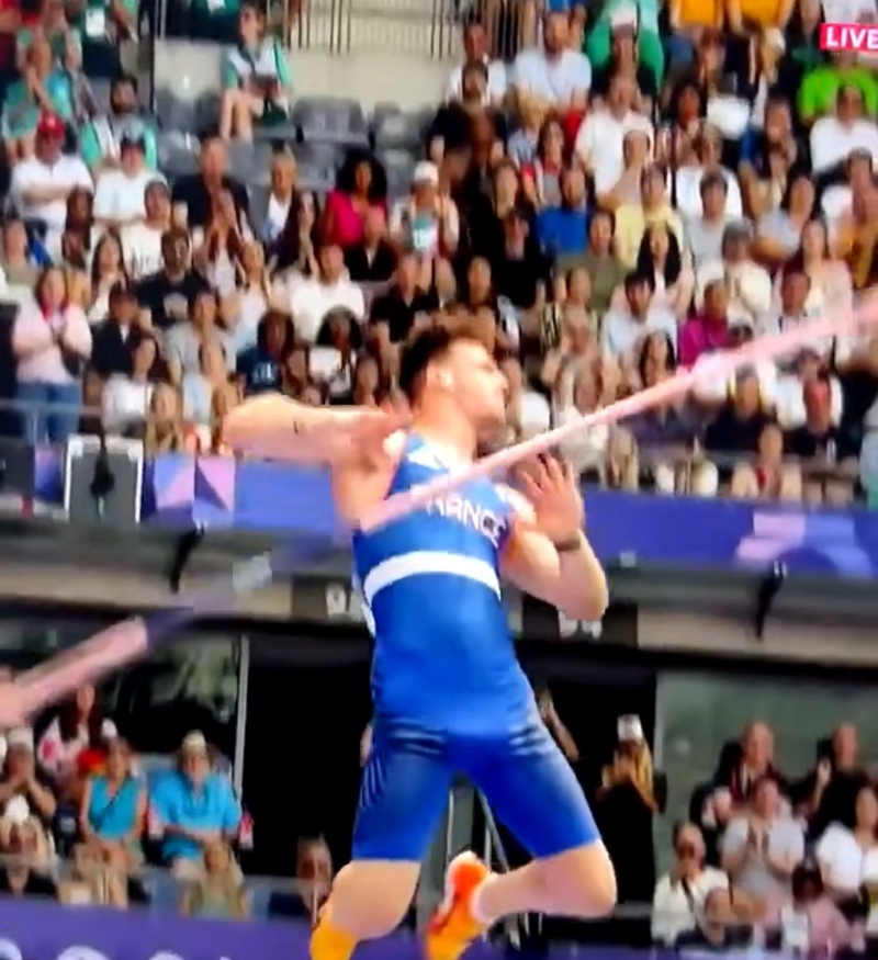 Anthony Ammirati連人帶桿一并落下。