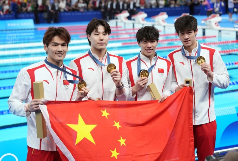 國(guó)家隊(duì)在男子4X100米混合接力賽由徐嘉余、覃海洋、孫佳俊和100自金牌得主潘展樂(lè)聯(lián)手壓倒美國(guó)隊(duì)奪得金牌。