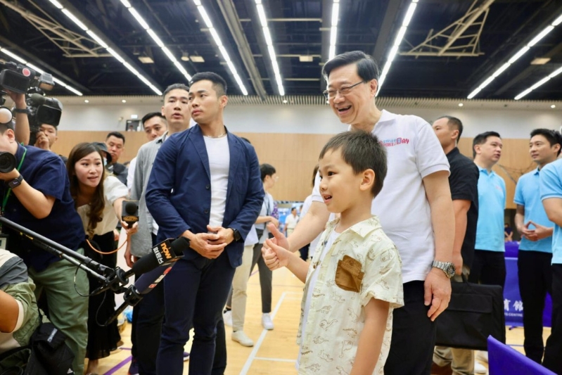 行政長(zhǎng)官李家超及一眾高官下午到大埔東昌街體育館參觀活動(dòng)示范。李家超F(xiàn)B圖片