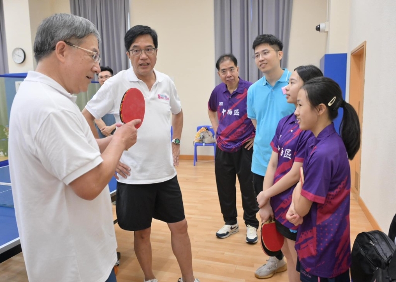 黃偉綸與卓永興到石塘咀體育館齊齊打乒乓球。