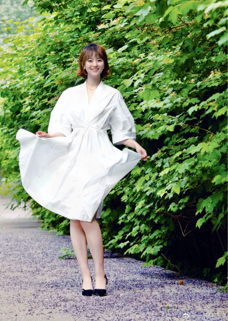 高菡一頭中短發(fā)令網(wǎng)民覺得她似梁詠琪。