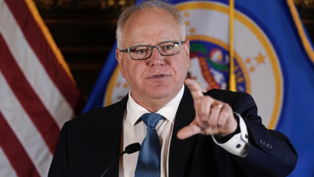 明尼蘇達(dá)州州長沃爾茲(Tim Walz) 明尼蘇達(dá)州州長沃爾茲(Tim Walz)