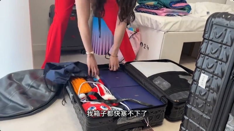 張雨霏睿每面獎(jiǎng)牌都由一個(gè)大藍(lán)色盒子裝著。